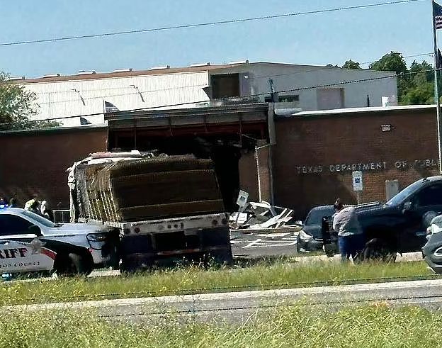 至少16伤，拿不到驾照，司机开18轮冲进德州办证大楼（视频/组图） - 6