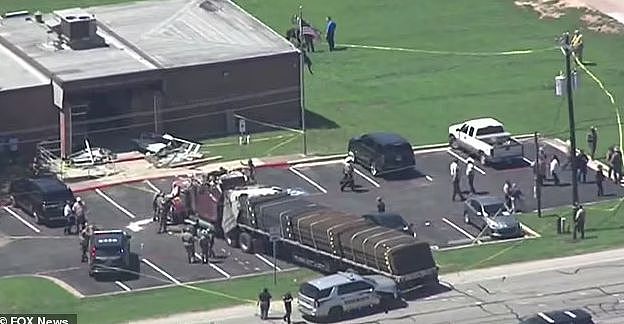 至少16伤，拿不到驾照，司机开18轮冲进德州办证大楼（视频/组图） - 7
