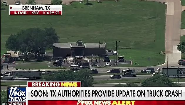 至少16伤，拿不到驾照，司机开18轮冲进德州办证大楼（视频/组图） - 1