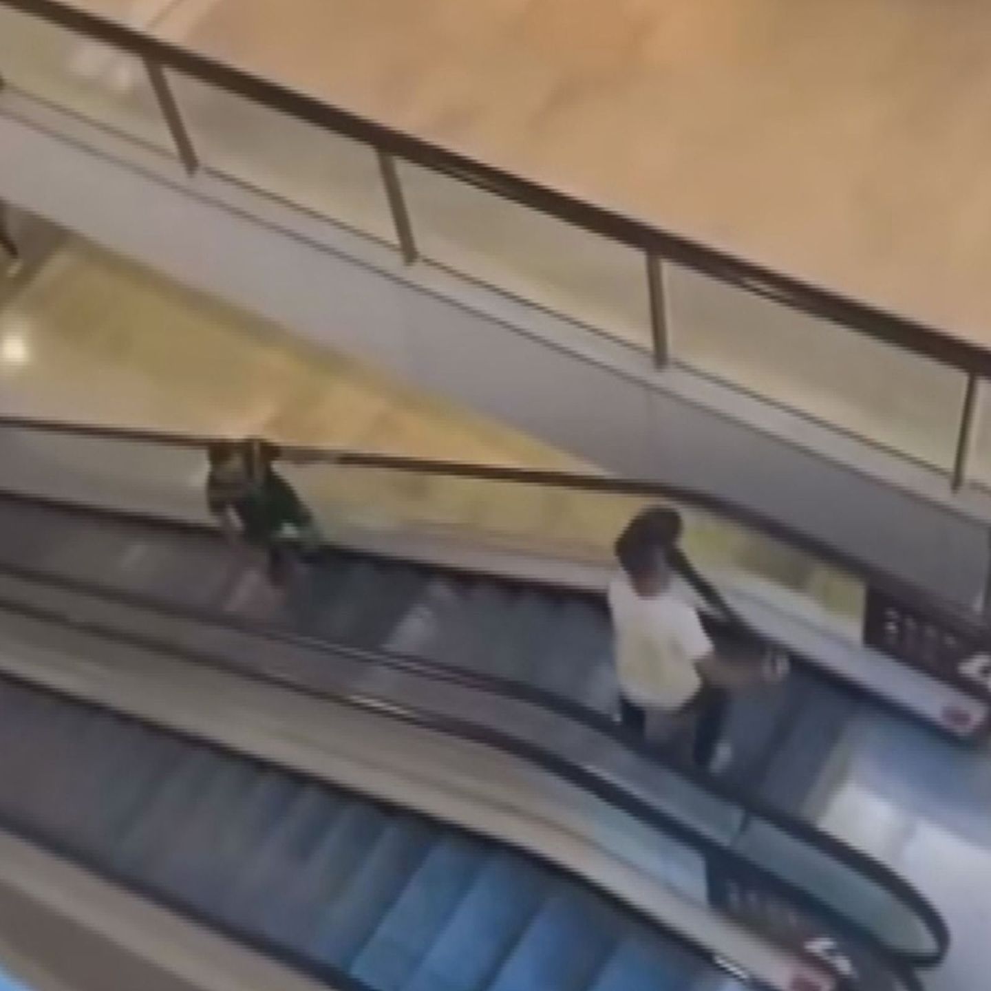 视频疯传！歹徒持刀走上悉尼Westfield扶梯，澳男用路障抵挡获网友狂赞（视频/组图） - 2