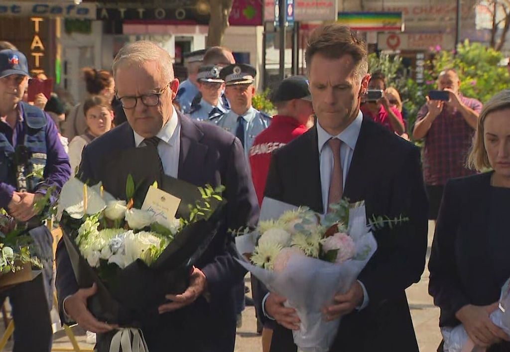 悉尼Westfield购物中心外摆满鲜花，总理、州长及大批民众悼念遇难者（组图） - 3