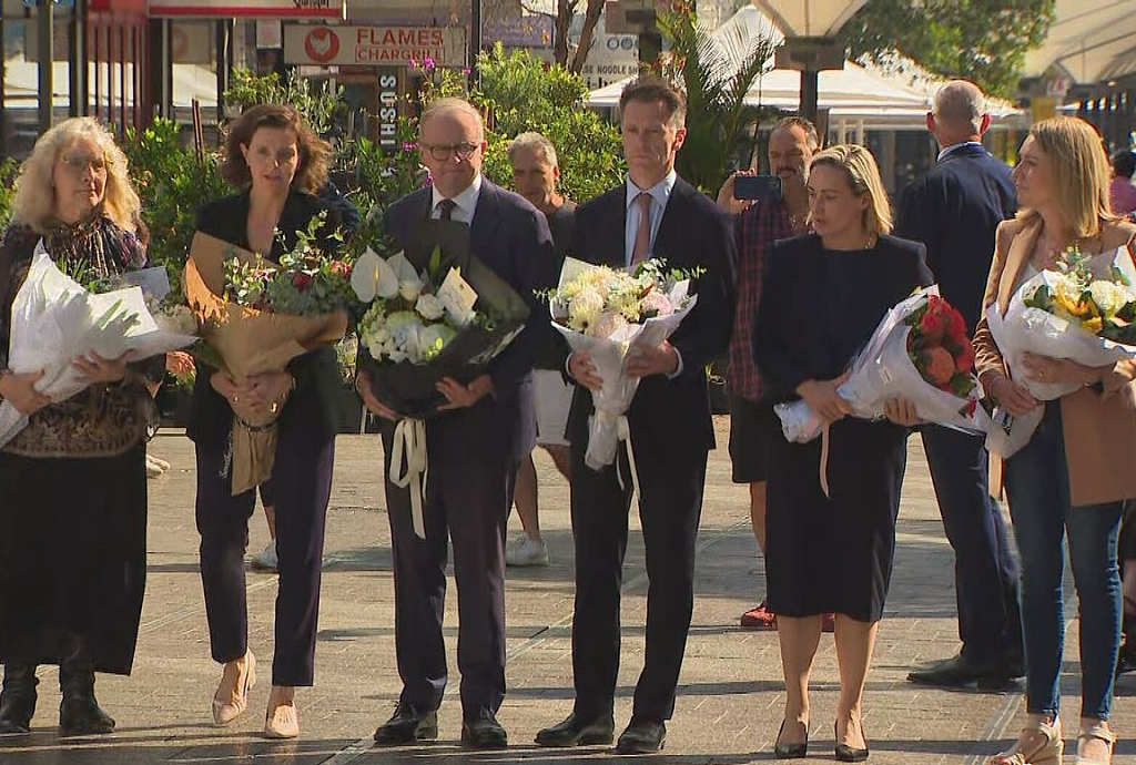 悉尼Westfield购物中心外摆满鲜花，总理、州长及大批民众悼念遇难者（组图） - 2