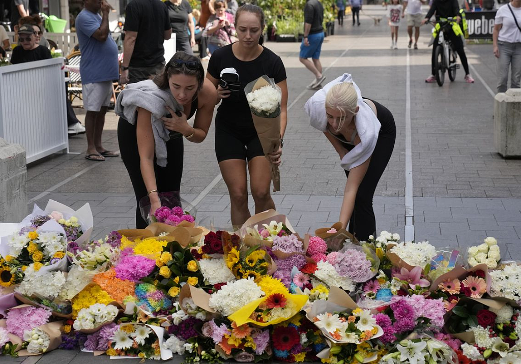 悉尼Westfield购物中心外摆满鲜花，总理、州长及大批民众悼念遇难者（组图） - 5