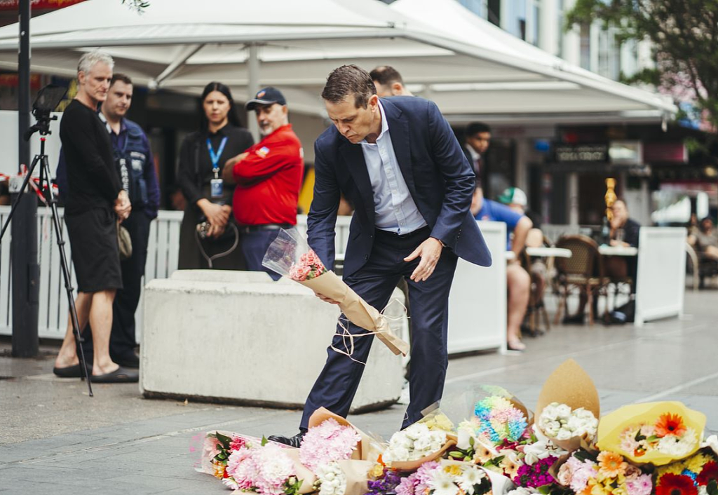 悉尼Westfield购物中心外摆满鲜花，总理、州长及大批民众悼念遇难者（组图） - 8