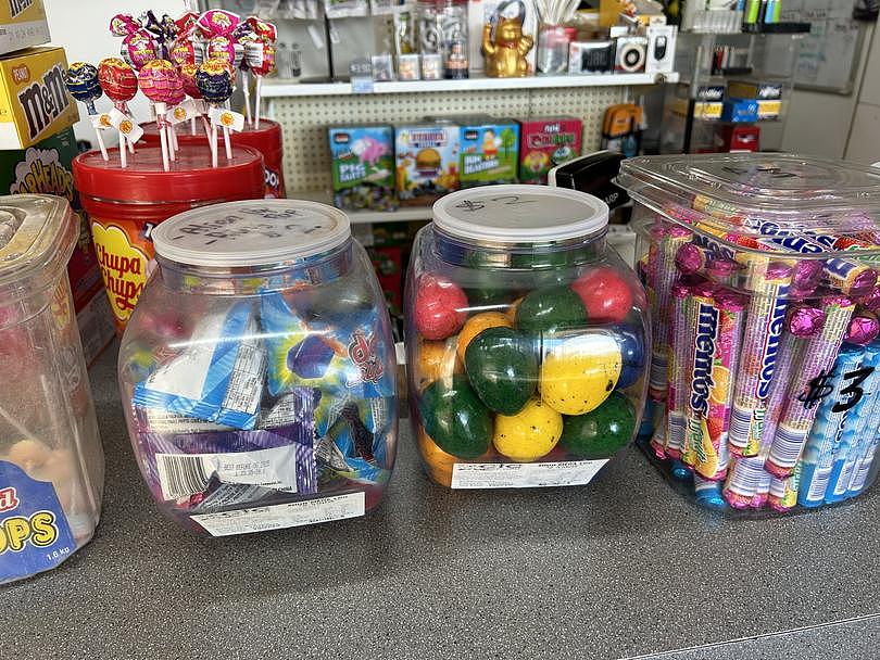 一名 14 岁的男孩被指控从 Green Street Deli 偷了一大罐棒棒糖，然后在商店门口袭击了经理。