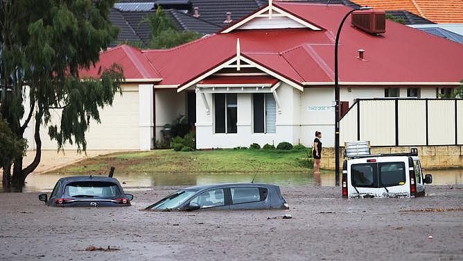 在上周的雷暴期间，汽车被拍到在水下。