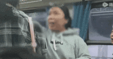 “中国年轻人吃屎去！”火车上的霸座大妈一番话，彻底惊到我了…（视频/组图）