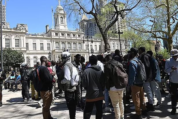 听闻“露面就发绿卡”，上千非裔“包围”纽约市议会厅！马斯克为合法移民发声（组图） - 3