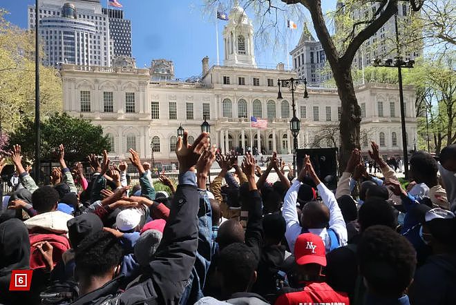 听闻“露面就发绿卡”，上千非裔“包围”纽约市议会厅！马斯克为合法移民发声（组图） - 8