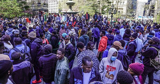 听闻“露面就发绿卡”，上千非裔“包围”纽约市议会厅！马斯克为合法移民发声（组图） - 10
