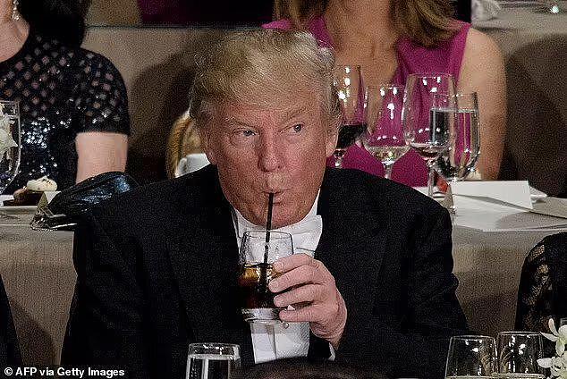 77岁特朗普出庭时打瞌睡，专家：没喝健怡可乐，前总统每天喝12罐（组图） - 3