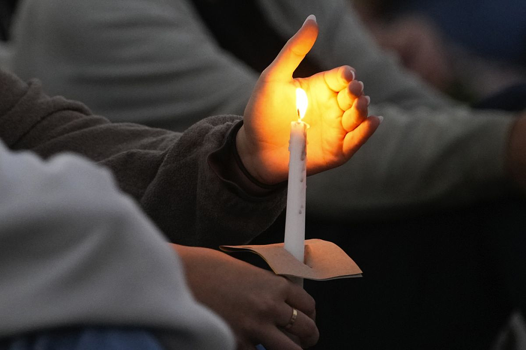 Bondi Beach守夜活动开始！总理等政要与民众点燃蜡烛，向遇难者致哀（组图） - 9
