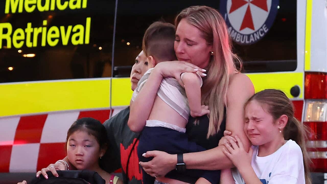 悉尼持刀袭击案：母亲救女、男子电梯抵挡、警官英勇和店家伸出援手| SBS Chinese