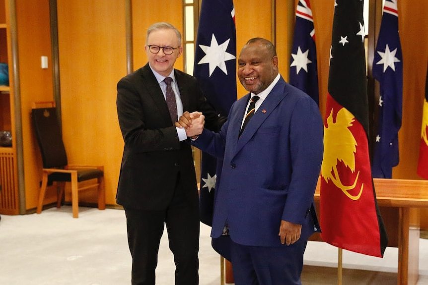 詹姆斯·马拉佩今年在澳大利亚国会谈到巴布亚新几内亚追求发展经济实力，减少对发展援助的依赖。