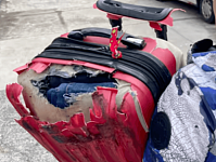 离大谱！航司托运箱子被烧得惨不忍睹，网友怒了：行李是空投的吗？（组图）