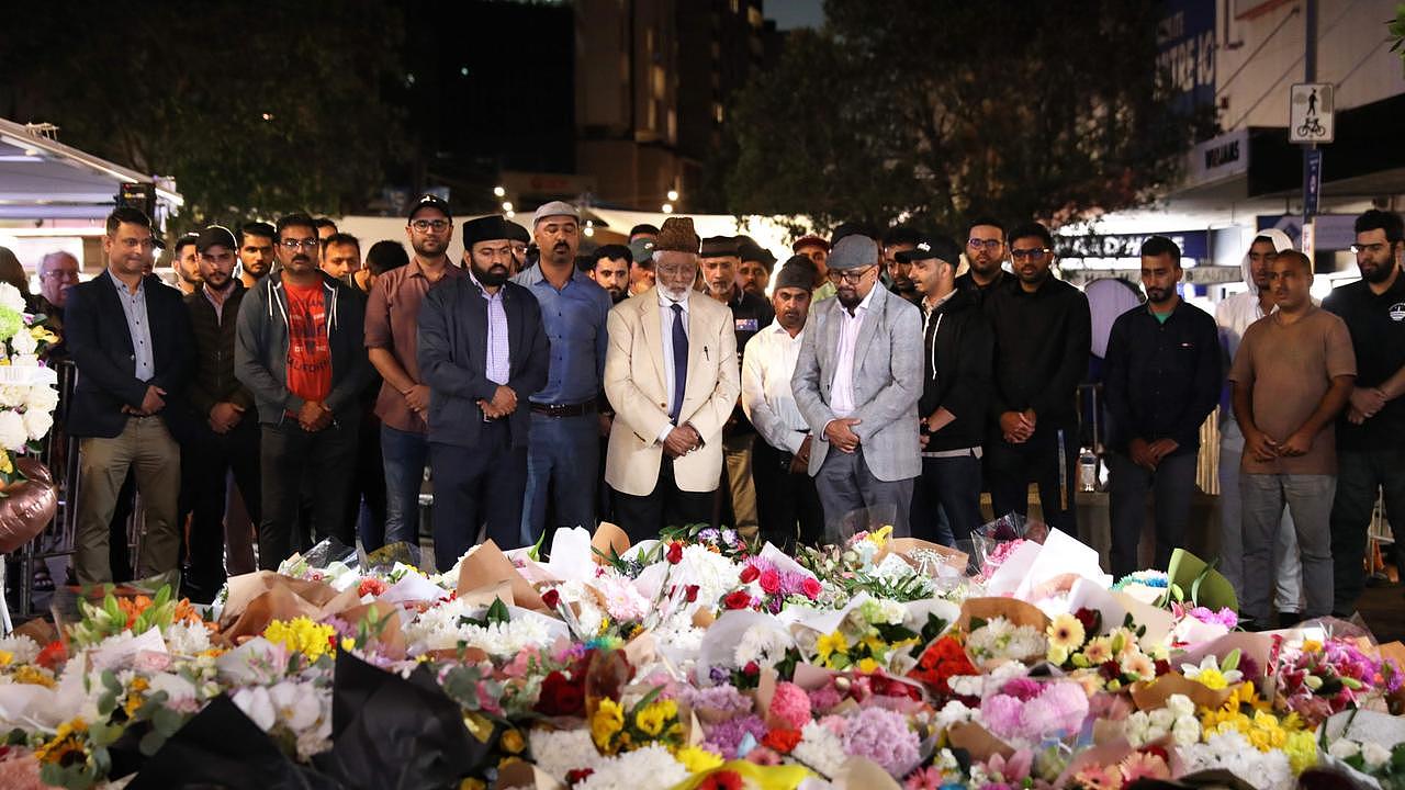 周日，艾哈迈迪亚穆斯林社区为保安法拉兹·塔希尔举行了晚间守夜活动。 NCA NewsWire / 简·登普斯特