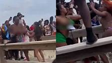 泳衣都飞了！美国海滩猛女赤裸上身互殴，看客尖叫（视频/图）