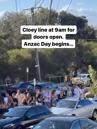 澳新军团日：悉尼各地酒吧外大排长龙，数千人早起参加黎明仪式（组图） - 2