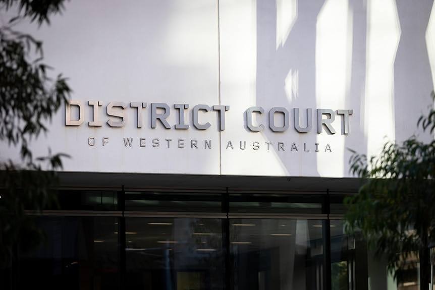 珀斯西澳地区法院的特写镜头，显示建筑物正面标有法院名称的标牌。