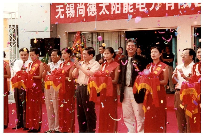 2002年，施正荣博士与员工一起为中国第一条太阳能组件生产线剪彩。