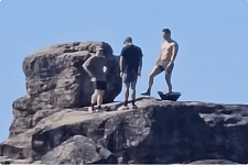 因一张偷拍照，3登山客在澳成全网箭靶！当地居民一秒被惹怒（图）