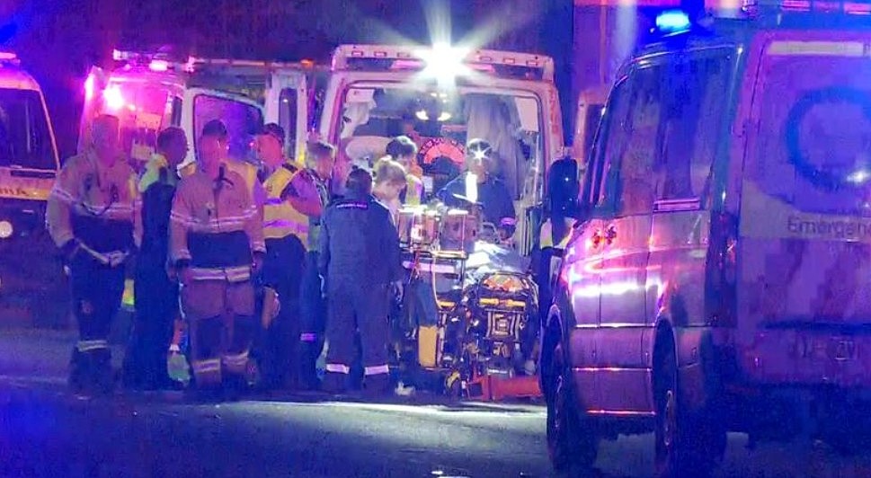 西悉尼发生严重车祸！汽车撞上卡车，女子和男童被困，情况危急（组图） - 3