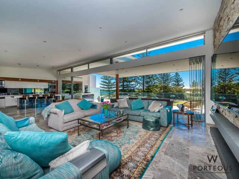 休息室通向价值 1000 万美元的 Cottesloe 住宅的大理石瓷砖阳台。