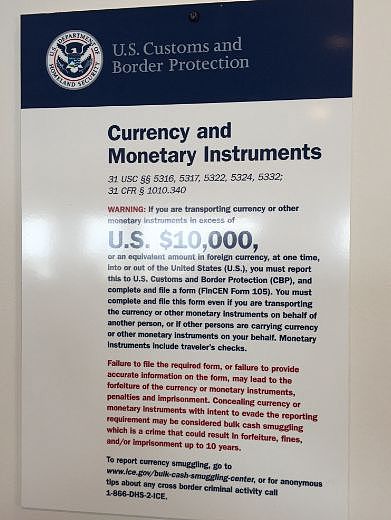 $8.86万，华人把美元都藏好了，出境被海关查获（组图） - 8