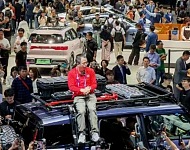 彻底“爆”了！周鸿祎北京车展爬上车顶，被称“最老车模”；雷军成“串门王”，看了比亚迪，还看了“蔚小理”（组图）