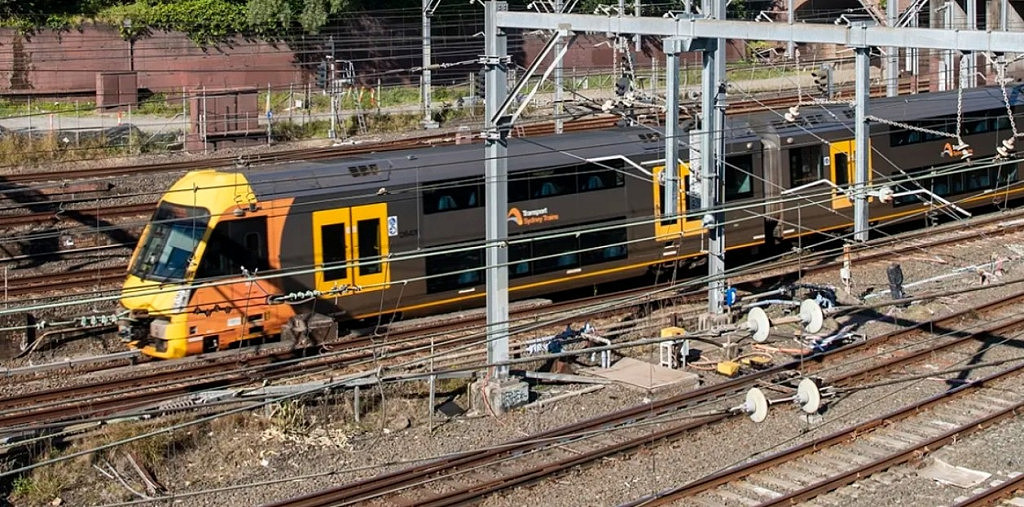 悉尼城铁曝重大安全事故！列车超限速4倍行驶险脱轨，司机被甩飞（组图） - 2