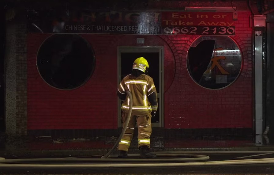 新州中餐馆深夜突发大火！屋顶被烧塌，消防员奋战数小时仍未扑灭（组图） - 3