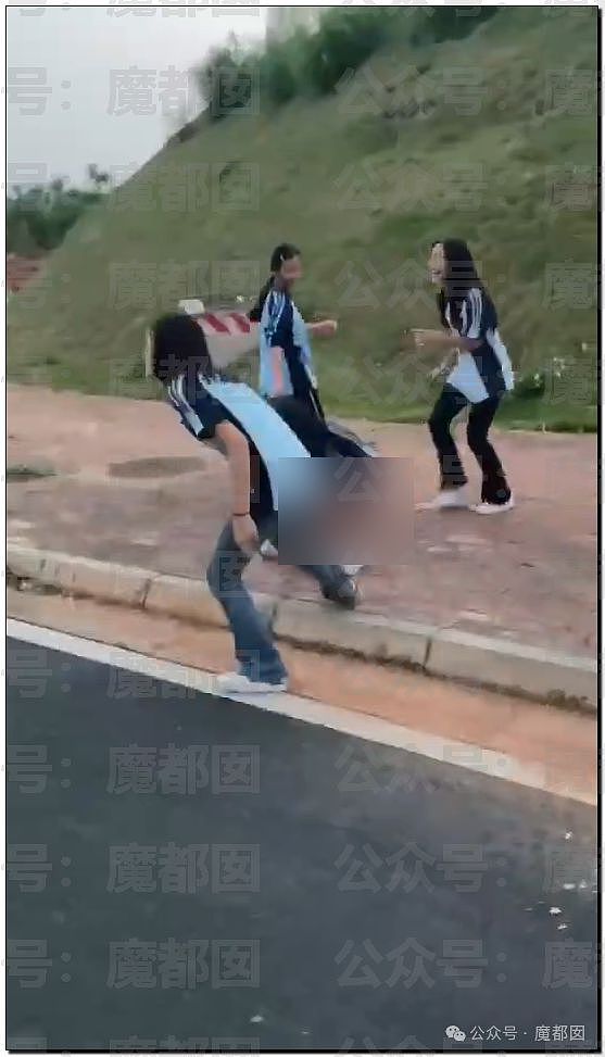 猛抽耳光哭喊哀求！男友离家半小时大长腿女友带人回来睡被抓（组图） - 12