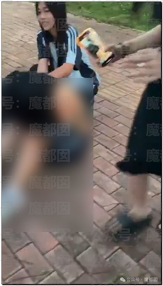 猛抽耳光哭喊哀求！男友离家半小时大长腿女友带人回来睡被抓（组图） - 20