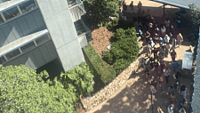昆士兰大学学生扎营抗议，要求学校与以色列断联！教工被困办公室（图）