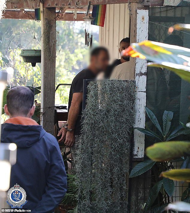 周二早上，该男子在新南威尔士州中北海岸穆尔兰的一处住宅中被捕