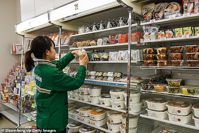 日本东京一家 7-11 便利店的工人在补充饭团——该品牌澳大利亚业务负责人表示，该品牌有很多值得向日本 7-11 学习的地方