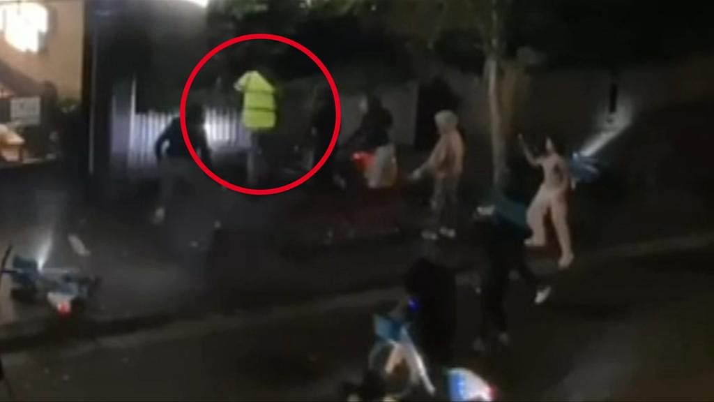 悉尼外卖小哥当街遭teenager围殴，警方逮捕6人！当地居民哀叹：无所畏惧，无法无天（视频/图） - 2