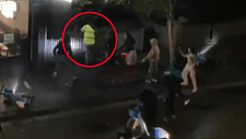 悉尼外卖小哥当街遭teenager围殴，警方逮捕6人！当地居民哀叹：无所畏惧，无法无天（视频/图）
