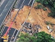 广东高速塌陷已致48死30伤！23辆车跌入大坑，事发路段建成不到10年（组图）