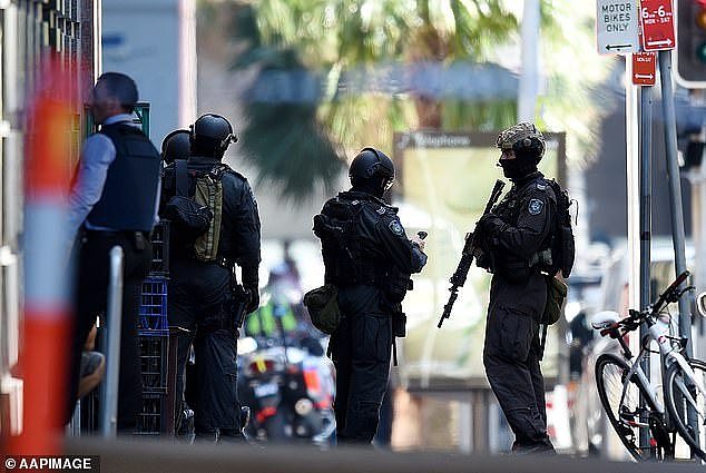 2014年12月15日至16日，伊斯兰恐怖分子Man Horon Monis在悉尼马丁广场Lindt咖啡馆与警方对峙16小时，劫持了18名人质（如图）