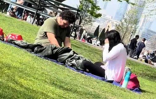 美国网友在公园拍到男女毯下激战，视频疯传后，大家决心找出他们...（视频/组图） - 19