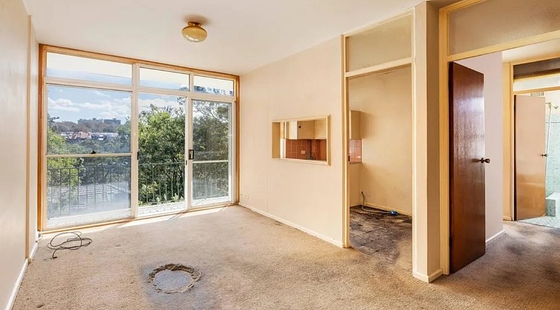 地毯腐烂，橱柜脱落！悉尼破旧公寓吸引近300人来看房，26人竞争激烈，中介直呼疯狂 - 2