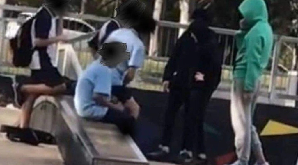 悉尼学生遭蒙面青少年持刀抢劫！还被要求舔人行道，吓得拔腿就跑（组图） - 2