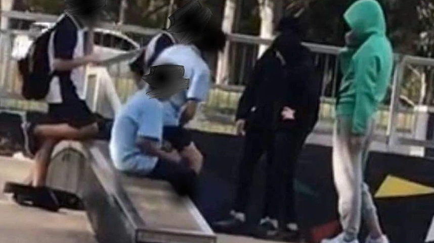 悉尼学生遭3名teenager抢劫，被要求“舔人行道”！警方介入调查（组图） - 2