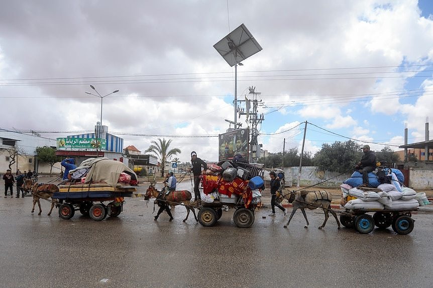 拉法东部的巴勒斯坦人拖家带口逃离。