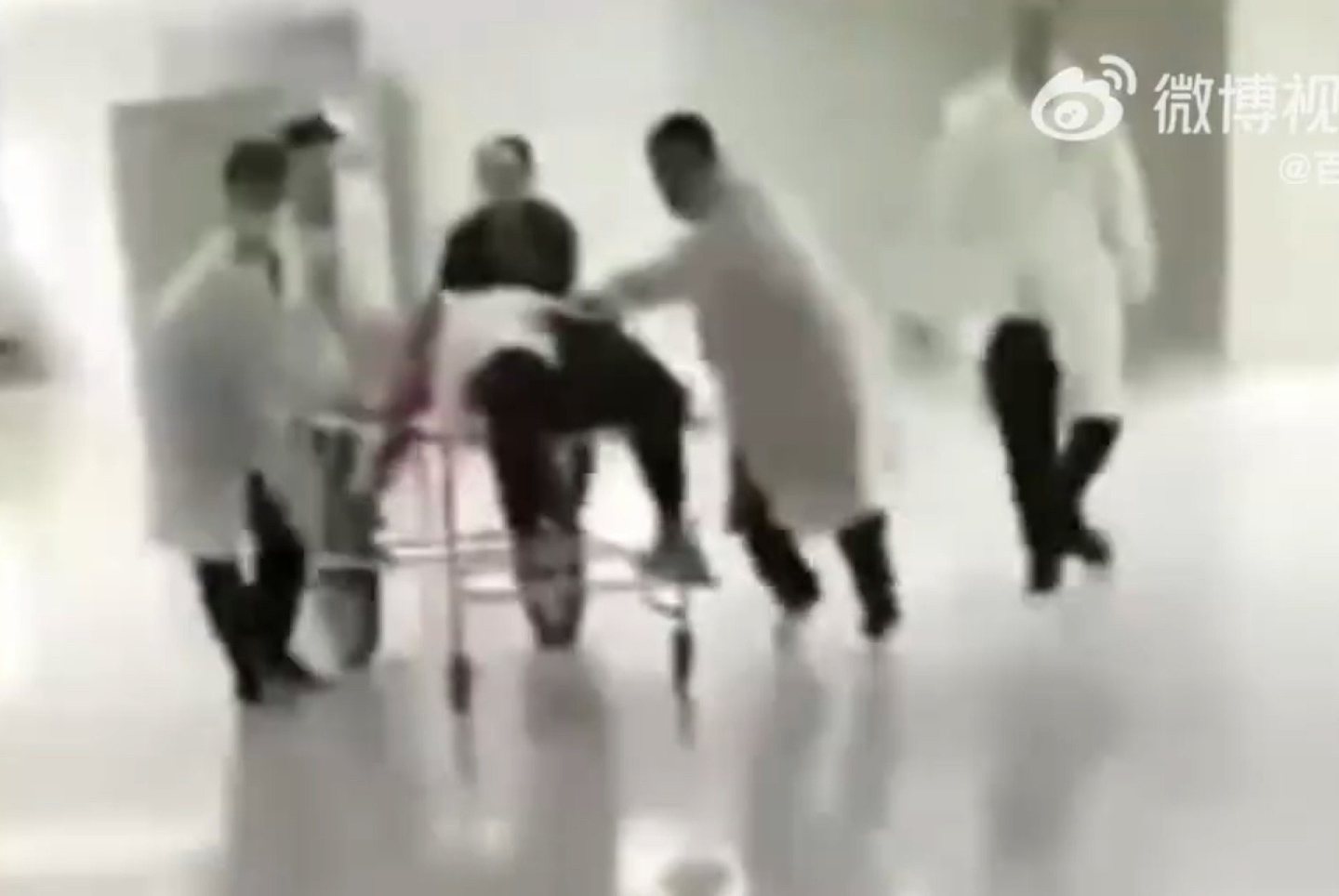 2死21伤！云南医院突发砍人案，满地鲜血惨不忍睹，嫌犯被捕视频曝光（视频/组图） - 12