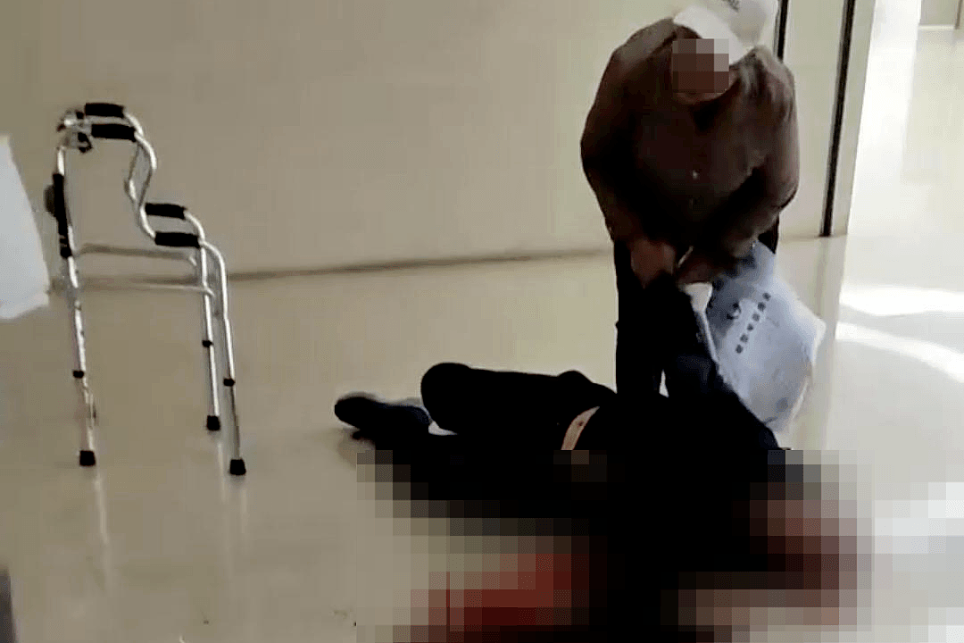 2死21伤！云南医院突发砍人案，满地鲜血惨不忍睹，嫌犯被捕视频曝光（视频/组图） - 5