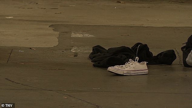 一只鞋子和一件深色夹克散落在健身房附近的停车场（如图）