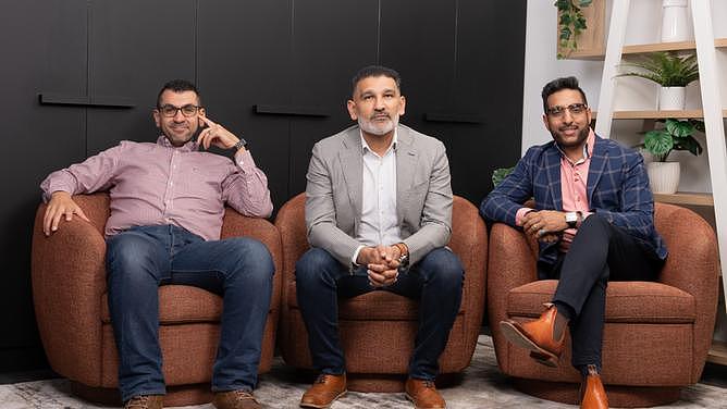 （从左到右）联合创始人 Mo Zaatar、Affy Bhatti 和 Omair Chodhry。