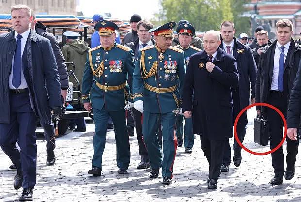 普京的“核公文包”亮相红场，拎在保镖手中，却也时刻在总统身旁（组图） - 2